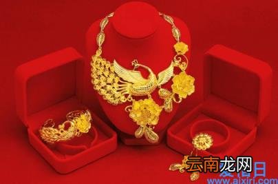 结婚三金买了直接给女方吗 结婚三金买了男方拿了还是女方自己拿了
