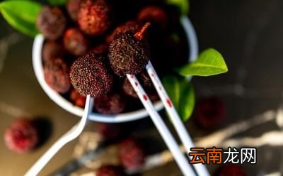 吃酸梅的好处有很多但我们也不能过多食用