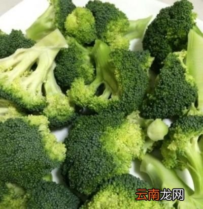 西兰花拌木耳的做法