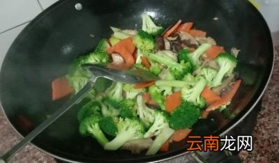 西兰花拌木耳的做法