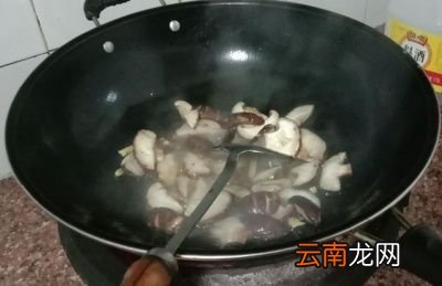 西兰花拌木耳的做法
