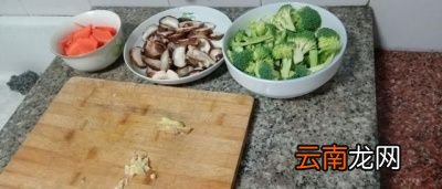 西兰花拌木耳的做法