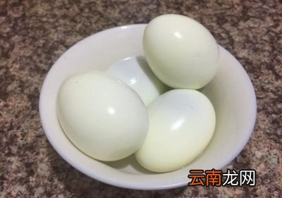 为什么煮熟的鸡蛋凉水泡过后就容易剥皮了呢