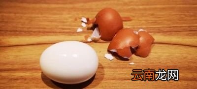 为什么煮熟的鸡蛋凉水泡过后就容易剥皮了呢