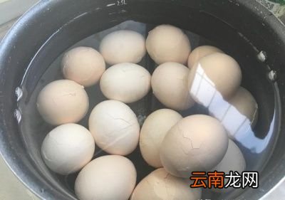 为什么煮熟的鸡蛋凉水泡过后就容易剥皮了呢