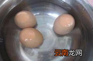 为什么煮熟的鸡蛋凉水泡过后就容易剥皮了呢