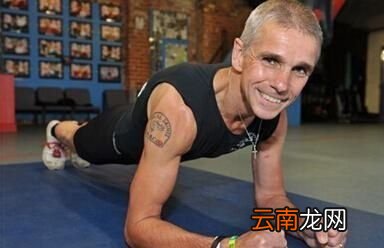 我们先来看看标准的平板支撑应该怎么做