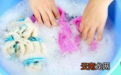 洗衣粉为什么是碱性的呢