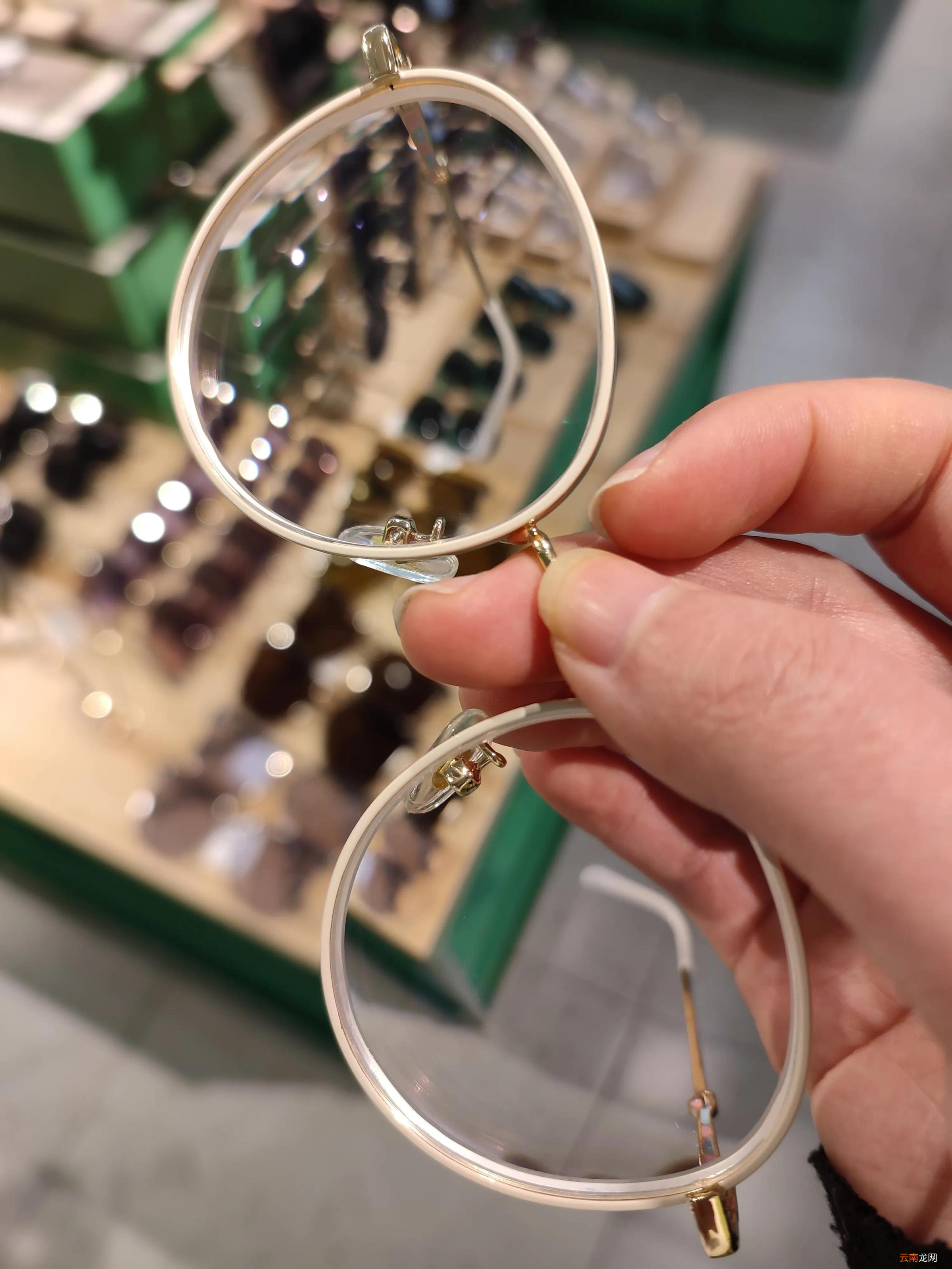 在实体店配眼镜一般要多少钱 配眼镜一般多少钱