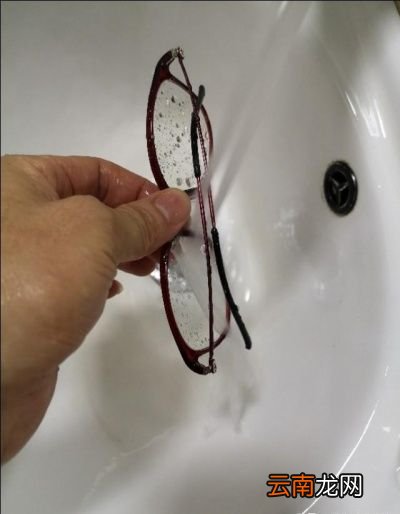 清洁眼镜前的注意事项