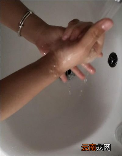 清洁眼镜前的注意事项