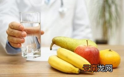 晨起杯水究竟应该喝什么呢