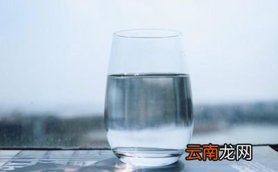 早上空腹喝淡盐水真的能清肠排毒吗