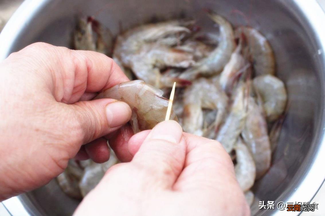如何清洗虾才干净 如何处理虾