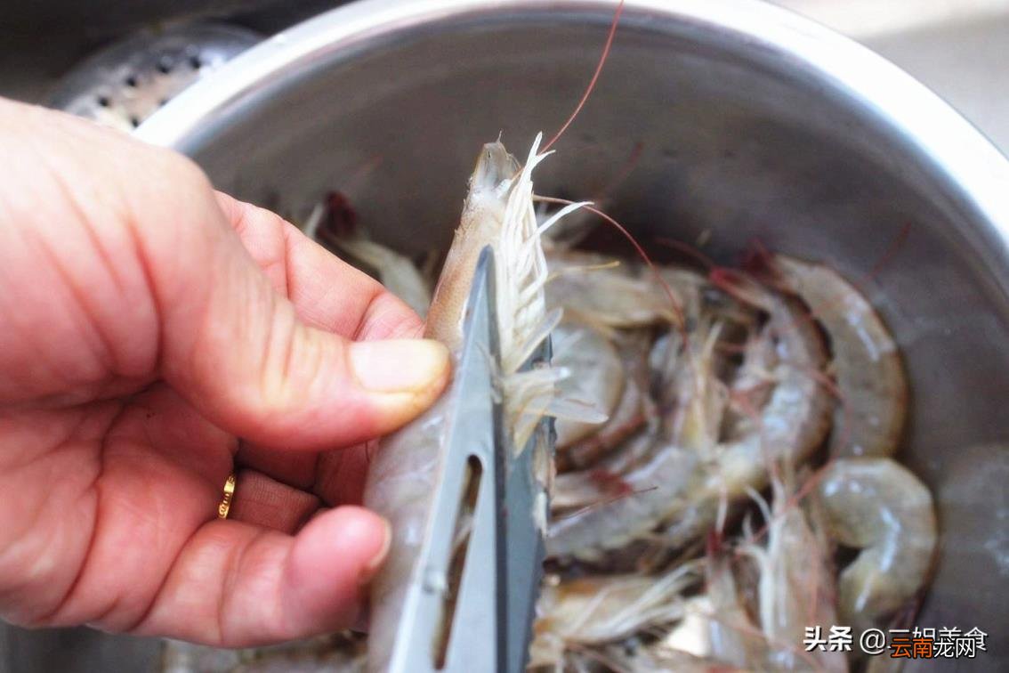 如何清洗虾才干净 如何处理虾