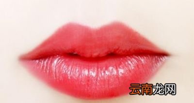 嘴唇干裂起皮的原因