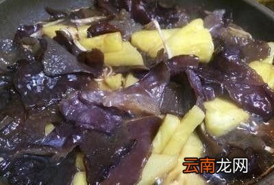 黑木耳烩凤梨做法