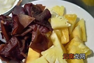 黑木耳烩凤梨做法