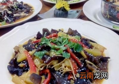 黑木耳烩凤梨做法