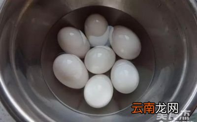 该如何挑出流油鸭蛋呢