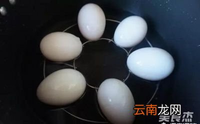 该如何挑出流油鸭蛋呢