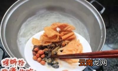 除此之外总是几根青菜配一碗螺蛳粉