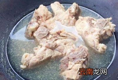 挑选新鲜的棒骨