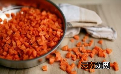 胡萝卜和什么搭配在一起做比较好吃