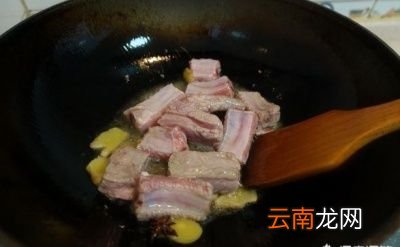 排骨酸菜炖粉条的做法