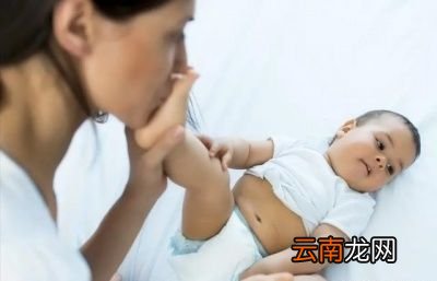 婴儿每次拉臭臭应该是水洗还是直接用棉柔巾擦