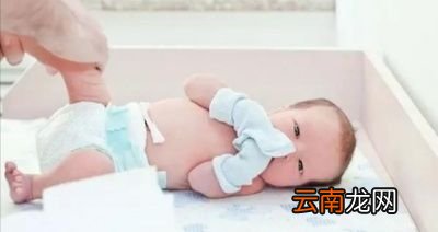 婴儿每次拉臭臭应该是水洗还是直接用棉柔巾擦