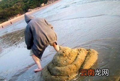 为什么人的大便是黄色的呢
