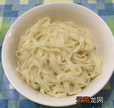 菠菜面怎么才能做出翠绿翠绿的颜色