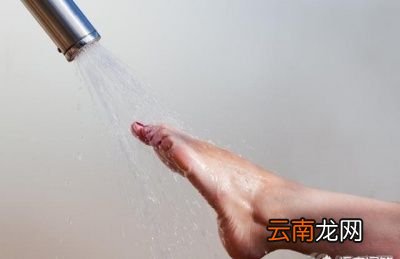 脚汗是脚臭的重要原因但罪魁祸首其实是细菌