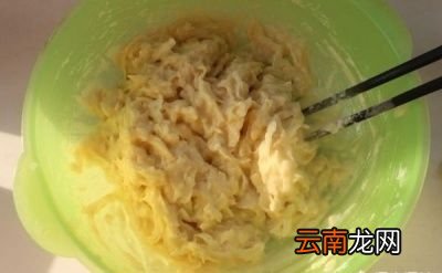 今天教大家我们农村手工炸萝卜丸子的方法