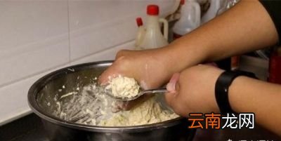 今天教大家我们农村手工炸萝卜丸子的方法