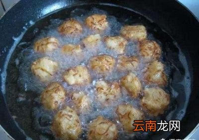 今天教大家我们农村手工炸萝卜丸子的方法