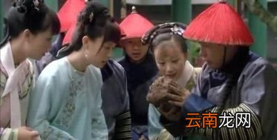 再来看甄嬛是怎样发现海棠树下的麝香的