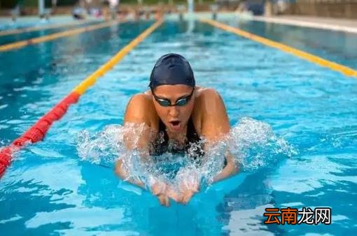 蛙泳换气要用鼻子吗 蛙泳换气用鼻子还是嘴