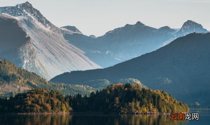 周日 2021年11月28日热点作文素材:学会断舍离、学会减法