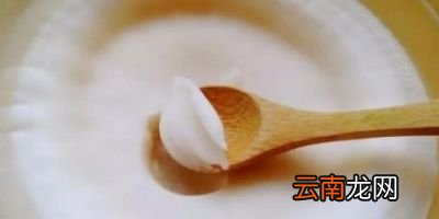 下面介绍一款用猪油做的美食——猪油拌饭