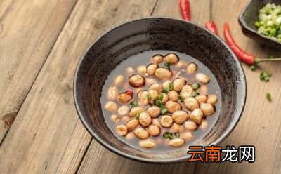醋泡花生的做法1