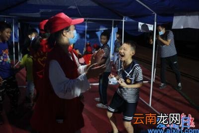 青青儿童乐园正式开张 泸县地震安置点建起儿童乐园