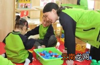 小朋友刚上幼儿园哭闹怎么办 小朋友刚上幼儿园怎么安抚