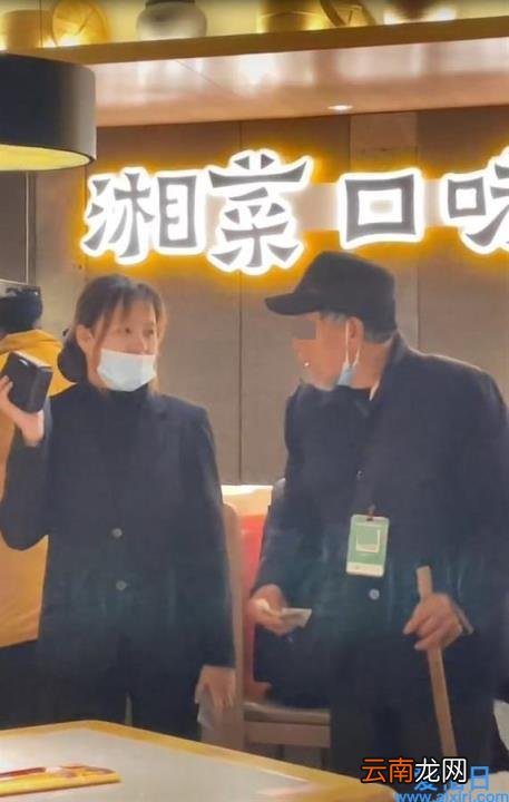 大爷乞讨遭店员喇叭喊话:月入过万(有网友表示：“揭穿假乞丐 人人有责”)
