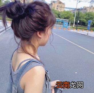 素颜适合染黑紫色吗 黑紫色和黑加仑紫是一个颜色吗