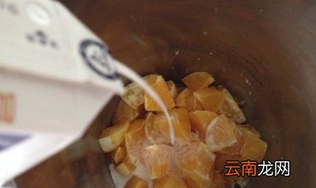 牛奶橙汁混喝会中毒吗