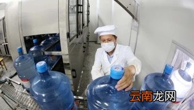 桶装水矿泉水怎么来的