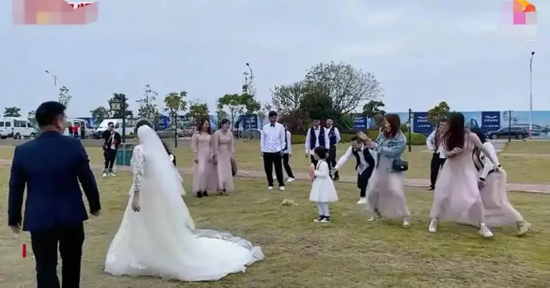 小伙想接没接到 新娘扔捧花瞬间6位伴娘都避开