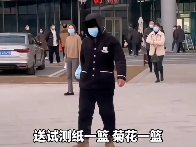 一篮菊花 男子痔疮手术后损友拉横幅送花庆祝